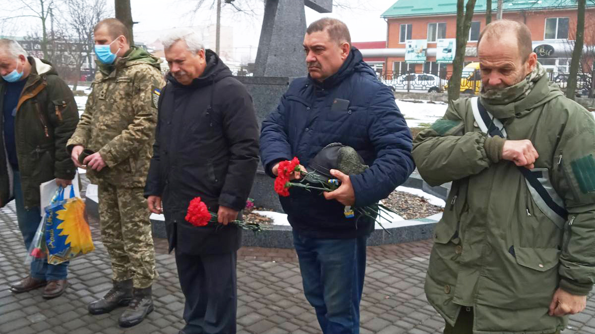 Добровольцям - уклін і слава!