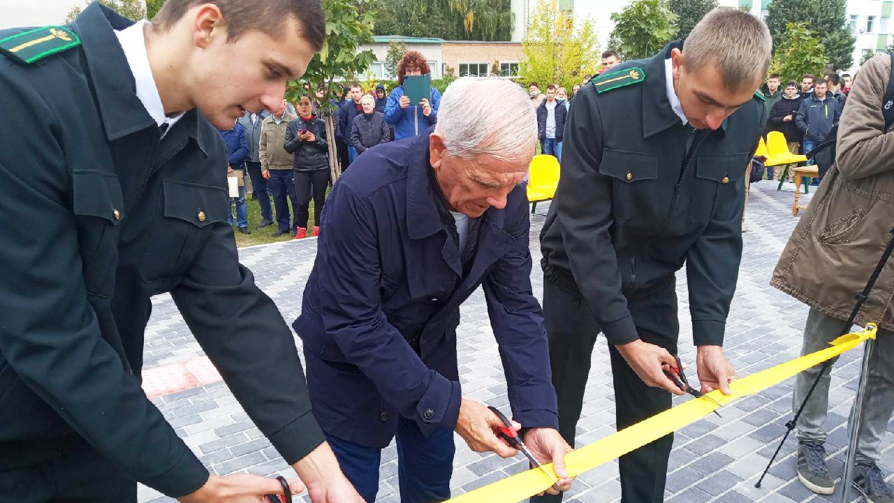 У лісотехнічному коледжі відкрили  новий спортивний  майданчик зі штучним покриттям