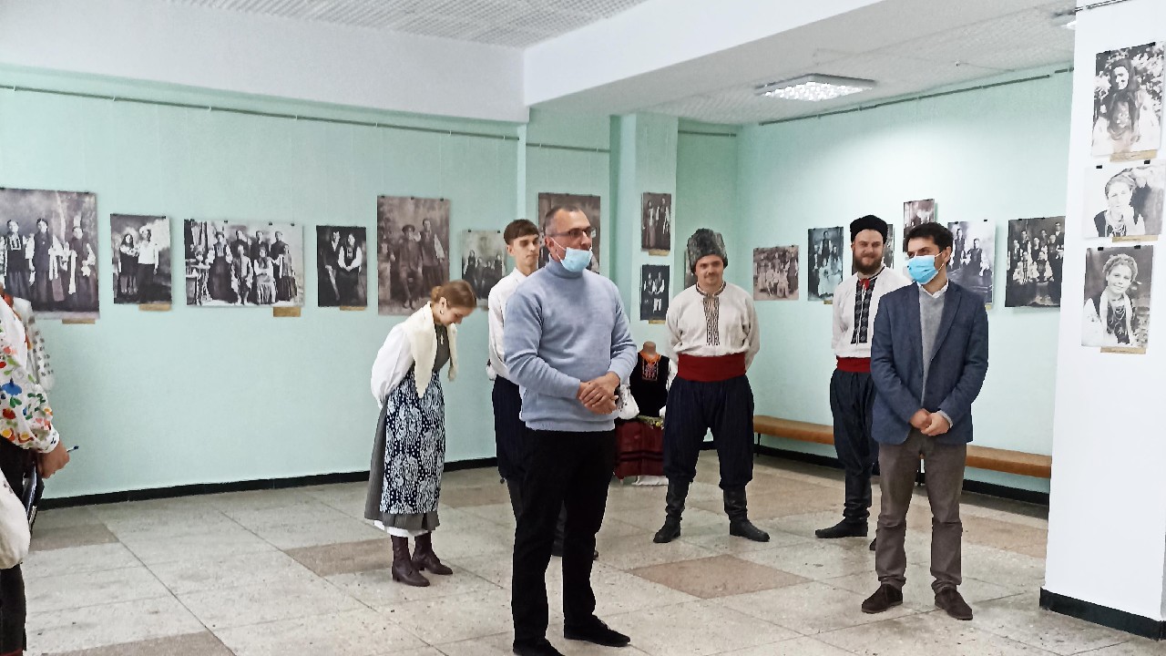 Відкрито фотовиставку з архівів етнографічної збірки «Древо»