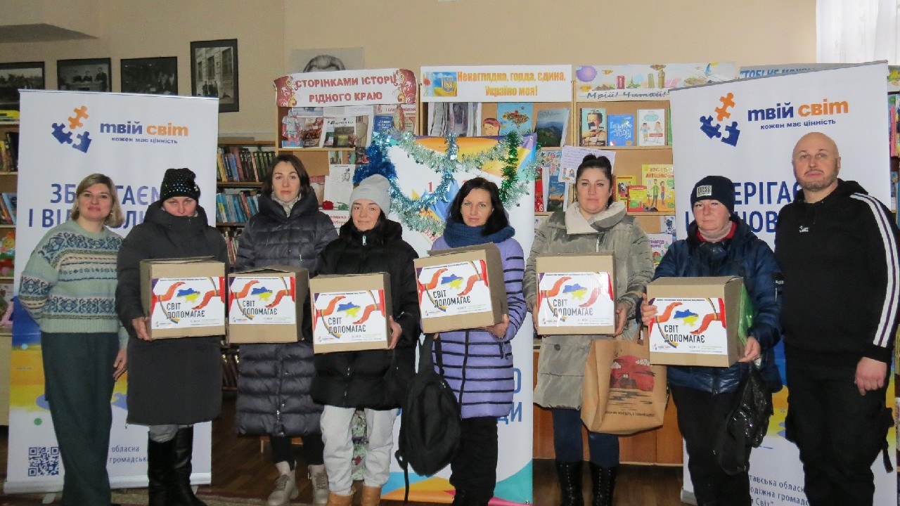 Привітали «Вертепом» та надали підтримку жінкам ВПО