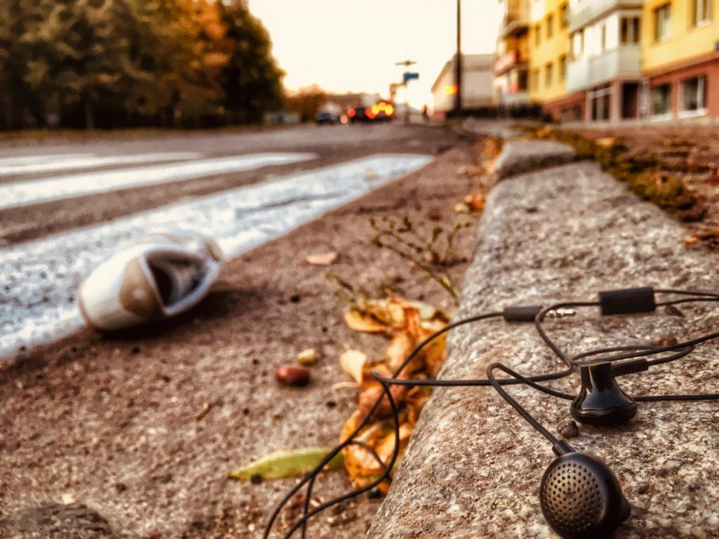 «Будь уважним, зніми навушники»