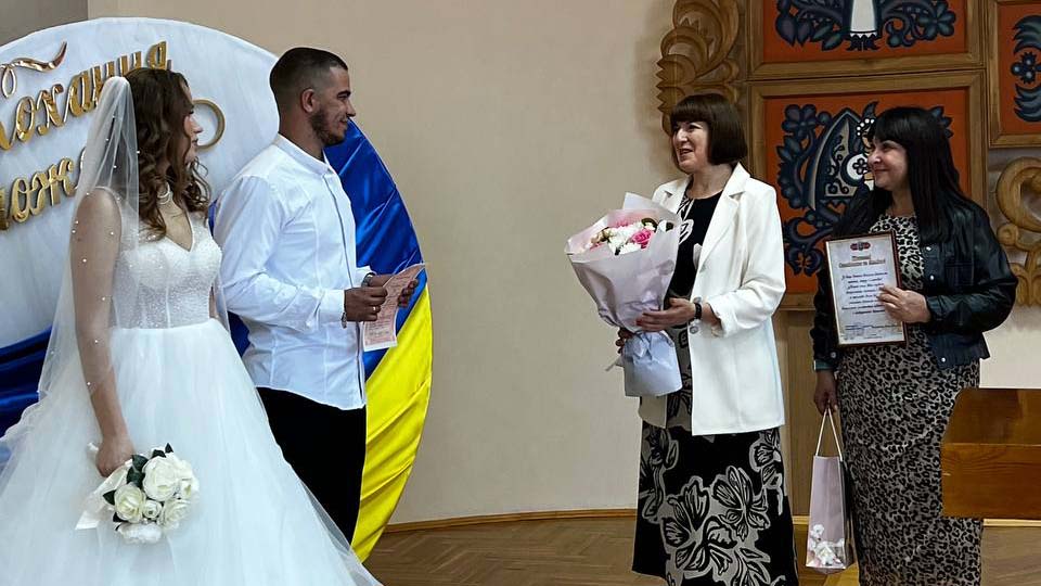 Привітали молодят