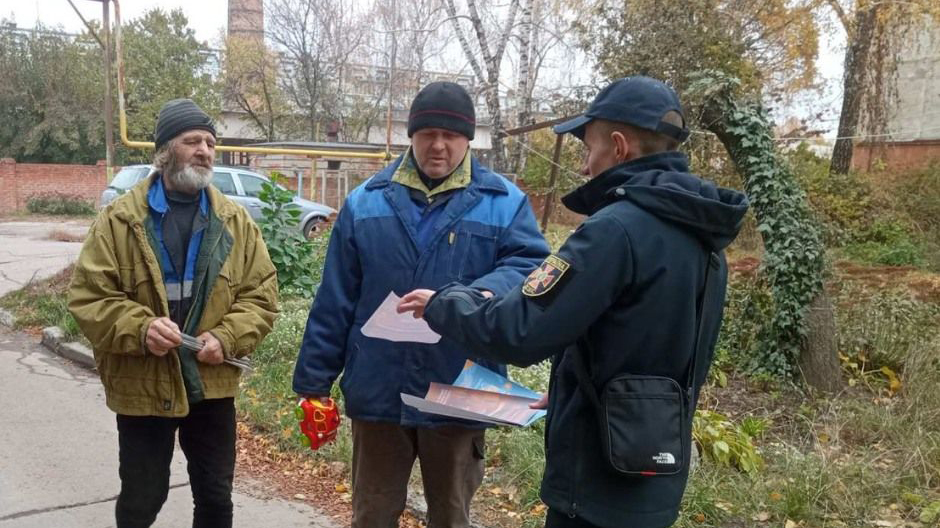 Фахівці ДСНС продовжують проводити профілактичні бесіди щодо недопущення пожеж у житловому секторі.