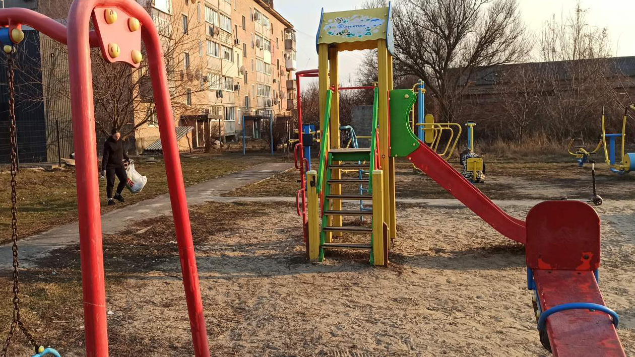 У мікрорайоні №1 подбали про чистоту на дитячому майданчику
