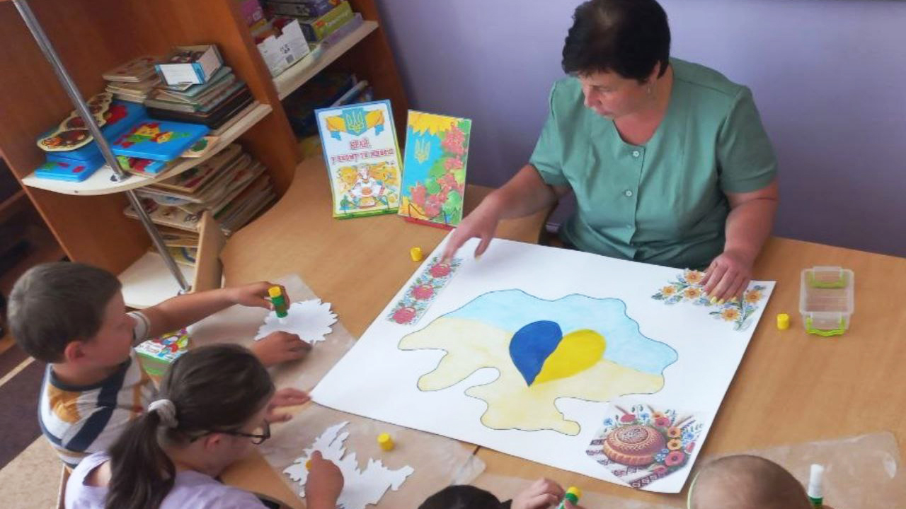 «Тепло своїх долонь віддаю Україні»