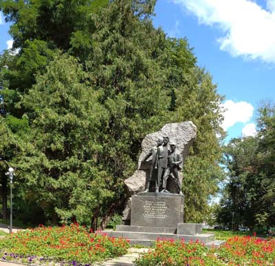 47 Пам'ятник піонерам