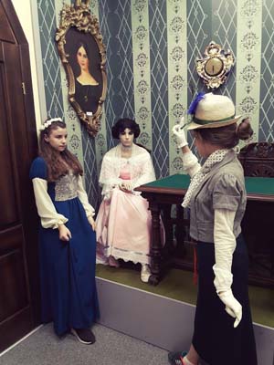 55 В залі ХУІІІ ст.